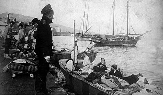 перевозка раненых сицилийских жителей русскими моряками