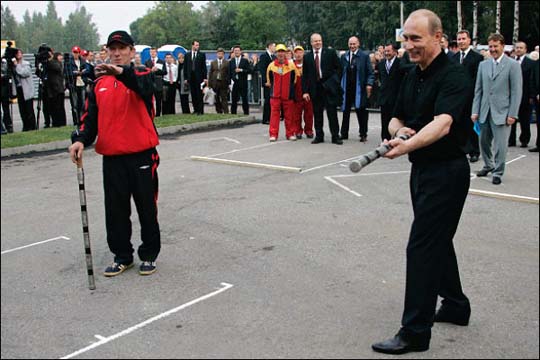 Путин играет в городки