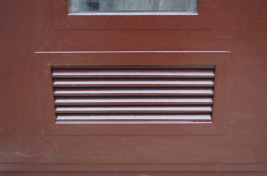 вентиляционная решетка на двери в электрощитовую