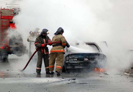 тушение горящего автомобиля пожарными