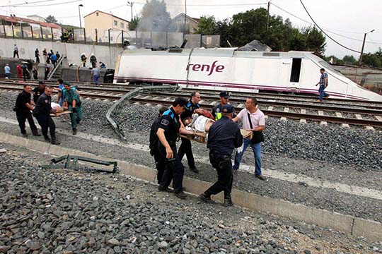 эвакуация раненых при крушении поезда в Испании
