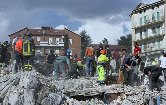 местные-жители-помогают-разбирать-завалы-от-землетрясения-в-италии