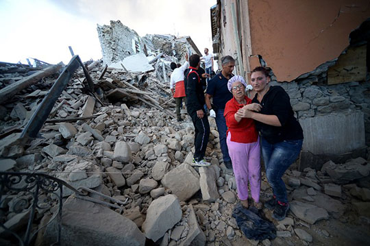 спасательная-операция-в-италии-после-землетрясения
